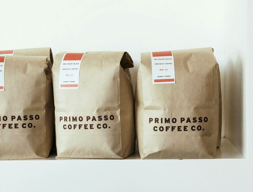 Bolsas de café de 250 gramos alineadas en la estantería