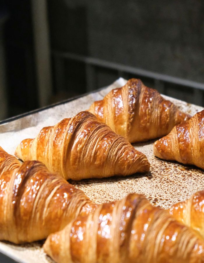 Croissants recién horneados sobre una bandeja